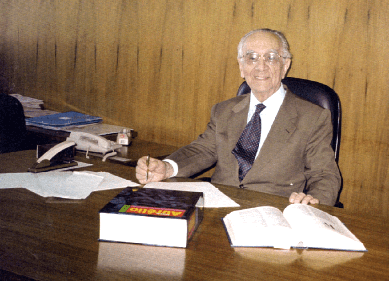 Foto do Dr. Sampaio, já aos 90 anos, trabalhando no escritório